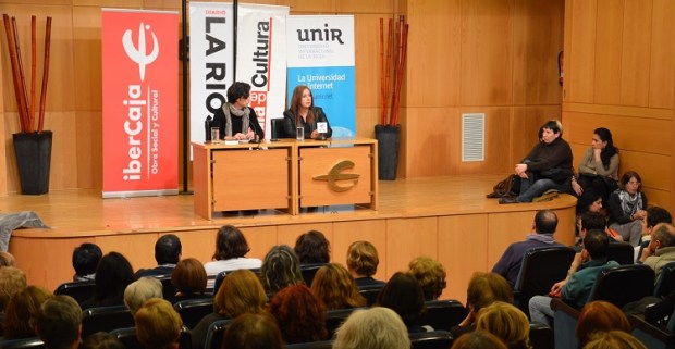 El Aula de Cultura de Dolores Redondo tuvo una gran respuesta por parte del público logroñés