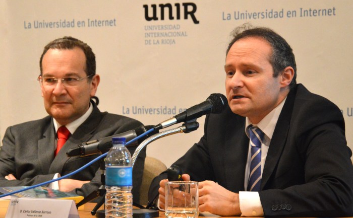 El profesor Carlos Valiente Barroso y el rector de UNIR, José María Vázquez, durante la conferencia.